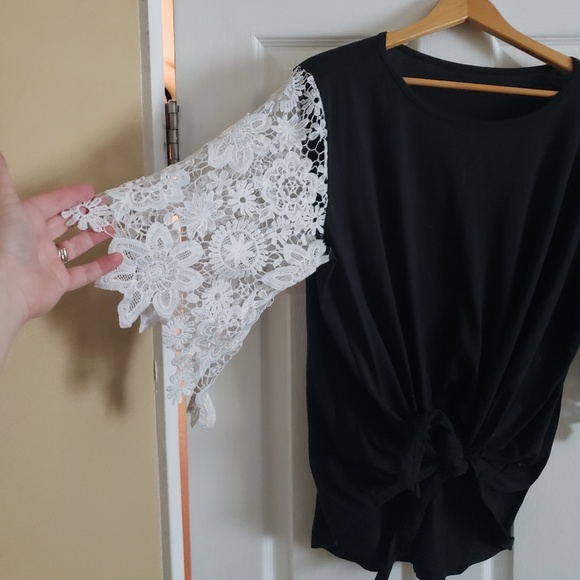 Black tie top with crocheted flower sleeves - Picture 3 of 3